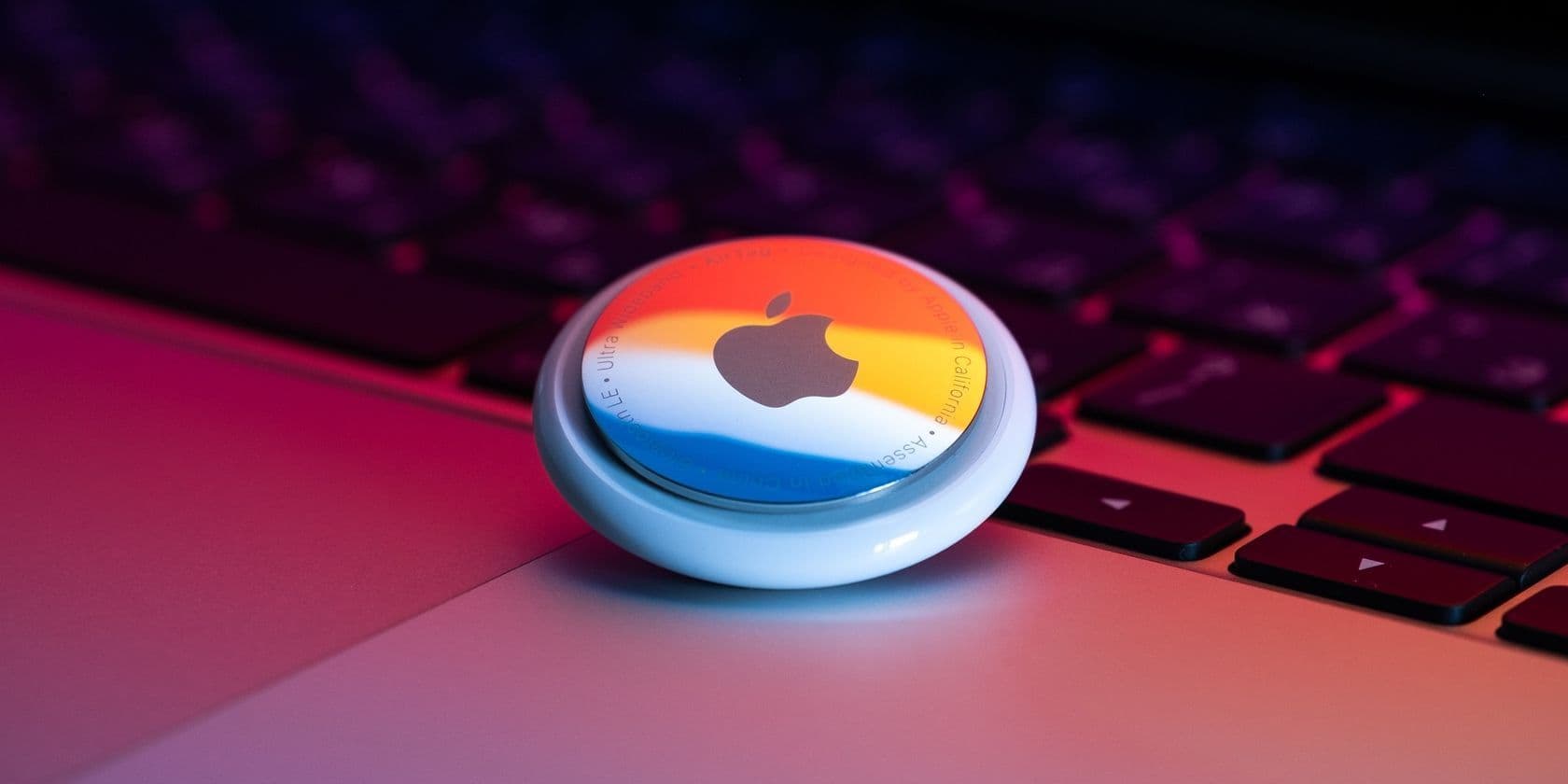 airtag-glowing-in-front-of-macbook-screen
