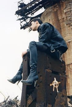509152f3938c778871e10a80436f6493--goth-boy-magazine-photos