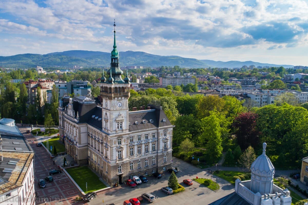 Ratusz-Bielsko-Bia%C5%82a-z-lotu-ptaka-Nad-dachami-0029_31333-1200x800