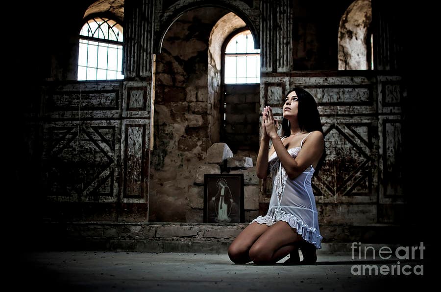 sexy-woman-in-church-2-guy-viner