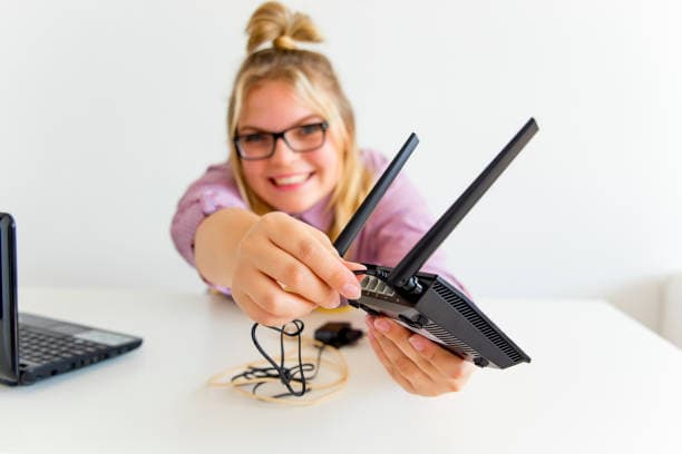 girl-fixing-the-router-picture-id885658120