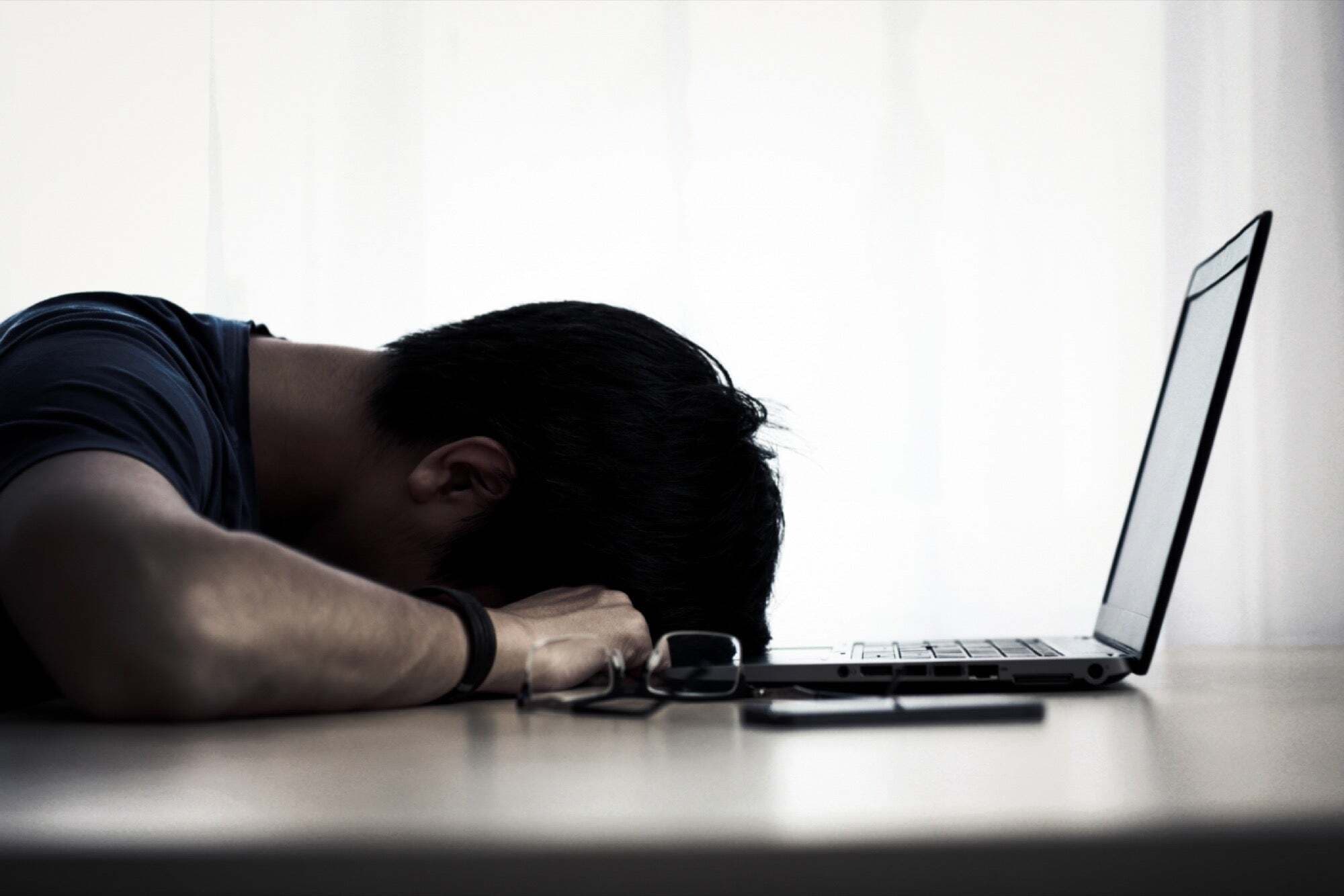 20170731105455-working-tired-sleeping-laptop