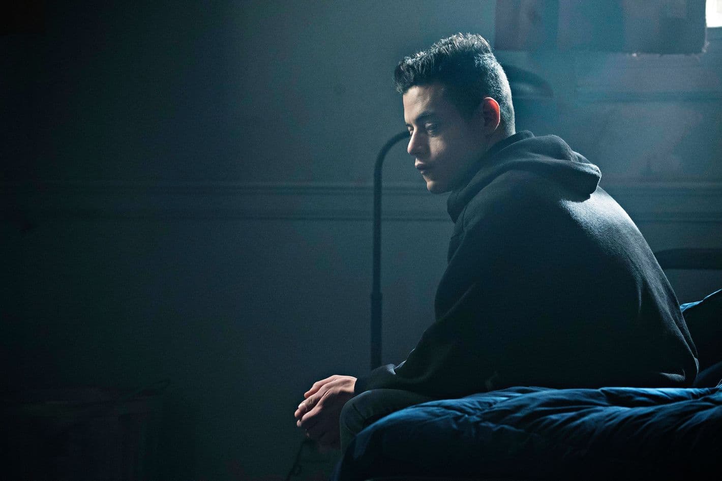 789b644e5d1e674582ec52573e3dc51e67-18-mr-robot-elliot.2x.h473.w710