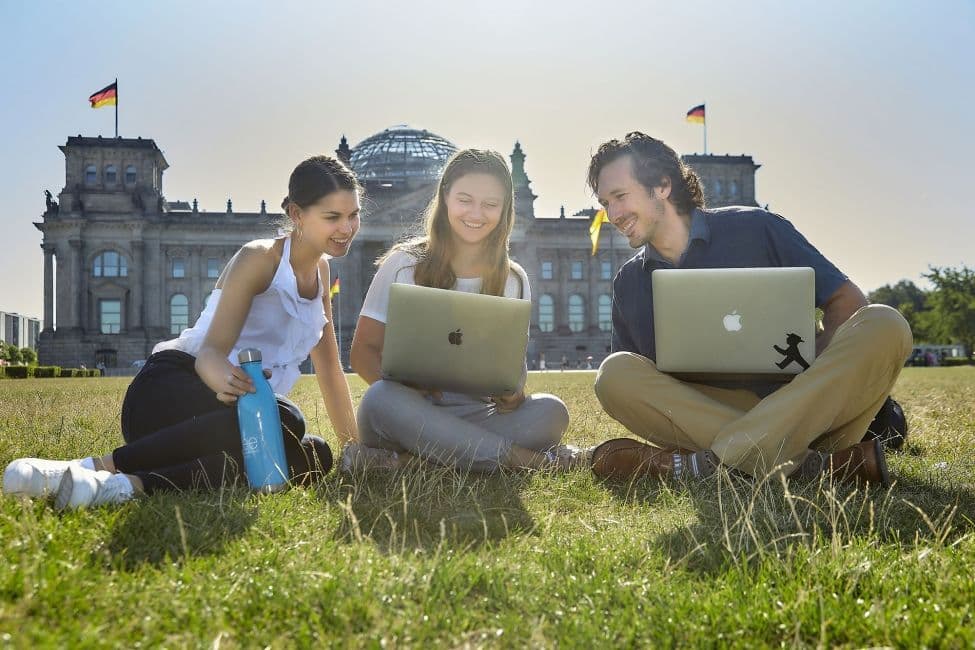 berlin-reichstag-student-laptop