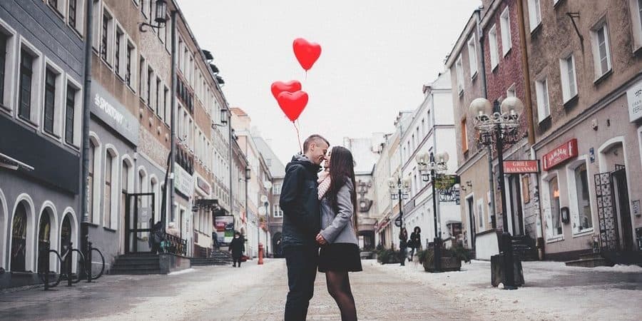 zakochana-para-na-ulicy-z-balonami-w-ksztalcie-serca-900x450