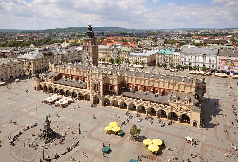 800px-Sukiennice_and_Main_Market_Square_Krakow_Poland