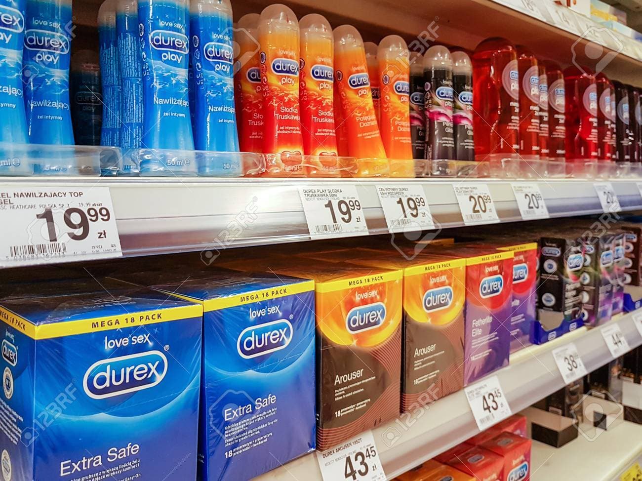 81904861-nowy-s%C4%85cz-polska-07-lipca-2017-r%C3%B3%C5%BCne-produkty-durex-na-sprzeda%C5%BC-w-hipermarkecie-carrefour-durex